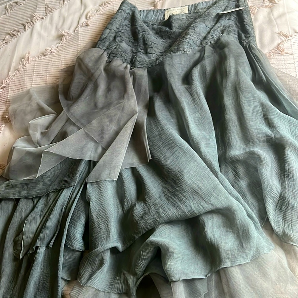 Flowy midi free people skirt. Different shades of gray.